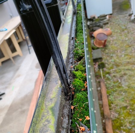 カーポートフレームの溝　苔　汚れ　清掃前